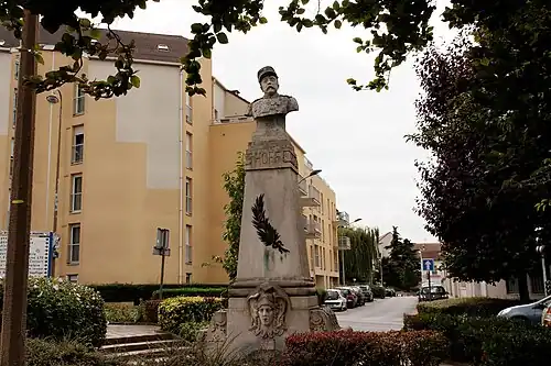 Jean Magrou, Monument au sergent Hoff (vers 1903), Bry-sur-Marne.