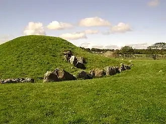 D'entrée, le portail des pierres et des bordures sur le côté est