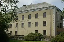 Photo d'un bâtiment à deux étages