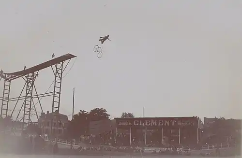 Dare-Devil Schreyer&nbsp;(en), vélodrome Buffalo, 23 septembre 1906.