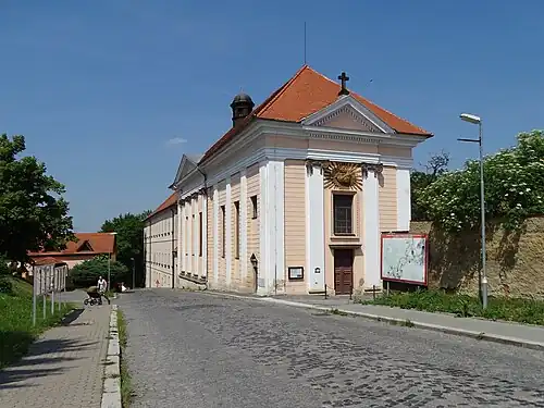 Bustehrad - Église de l'Exaltation de la Sainte-Croix, à l'extrémité de l'aile gauche du château
