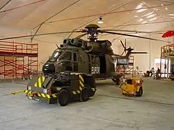 Remorqueur Bucher de l'armée suisse sur un hélicoptère Super Puma