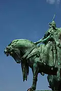 Vue de profil de la statue d'Árpád