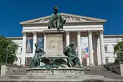 Panorama et statues (monument dédié au poète János Arany, 1893)sur l'esplanade devant l'entrée du musée