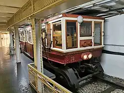 Motrice n°19 du métro du Millénium, maintenue en état de marche, au musée du Métro, station Deák Ferenc tér.