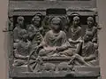 Le premier sermon de Bouddha, à Sarnath. Gandhara, IIe&nbsp;siècle. Schiste gris, H. 28.6 x L. 32,4&nbsp;cm. Met.