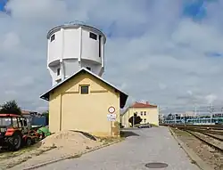 les voies et le château d'eau.