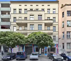 Photo couleur d'un immeuble avec, devant, quelques arbres.