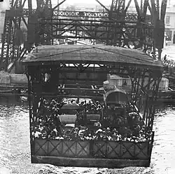 La nacelle transportant passagers et voitures, 1932.