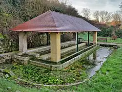 Le lavoir-abreuvoir.