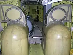 deux structures métalliques, trop-pleins visibles au-dessus des réservoirs.