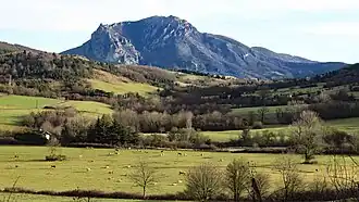 Le hameau de Parahou au pied du pech.