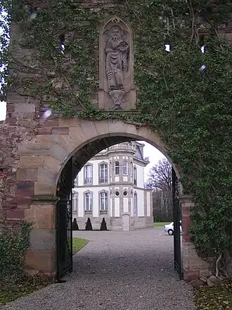 Les restes du portail, seuls vestiges de la commanderie