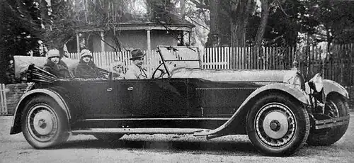 Au volant du premier prototype de Bugatti Royale Type 41 de 1926, avec ses sœurs L'Ebe, Lidia et son frère Roland.