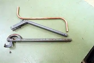 Pince à cintrer démontée avec le tube cintré.