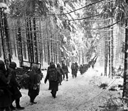 Soldats américains en marche dans la région de Saint-Vith, 24 janvier 1945.