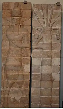 Homme-taureau protecteur et un palmier, bas-relief en briques moulées du temple d'Inshushinak, règne de Shilhak-Inshushinak, milieu du XIIe&nbsp;siècle.