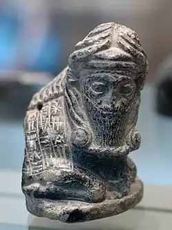 Fragment d'une statuette en chlorite d'un taureau androcéphale. Musée du Louvre.