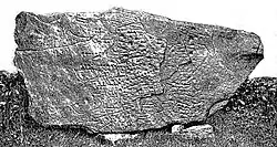 Pierre gravée trouvée dans le tumulus de Renongar (photographie de Paul du Chatellier)