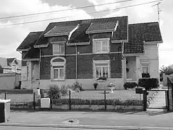 Des habitations groupées par deux.