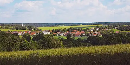 Le village depuis le versant rive gauche de la Seine.