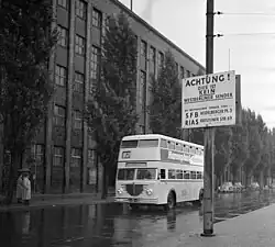 Panneaux signalant l'occupation par les forces soviétiques, en 1955: « Attention, ce n’est pas une chaîne de West-Berlin. Les chaînes de West-Berlin sont SFB&nbsp;et RIAS. »