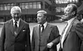Les anciens chanceliers Kiesinger et Brandt entourant le chancelier Schmidt dans le parc en 1979.
