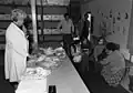Distribution de vêtements à Friedland, mai 1982