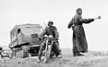 Russie, juin 1943, pendant l'opération Zitadelle, troupes motorisées, soldat à moto, et camion chenillé.