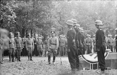Le Generaloberst Hermann Hoth devant le cercueil de Hünersdorff, recouvert du drapeau du Reich.