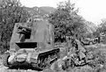 Un sIG 33 auf Panzerkampfwagen I de la sIG(Sf) Kompanie 704 appartenant à la 5e Panzerdivision en Grèce en avril 1941, avec en arrière-plan le semi-chenillé devant transporter ses munitions.