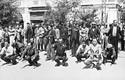 photographie noir et blanc : des hommes debout ou accroupis