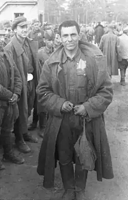 Prisonniers de guerre juifs soviétiques marqués de l'étoile jaune (août 1941).