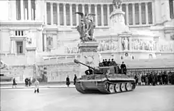 Image en noir et blanc avec un char armé au centre et un monument en arrière plan