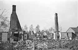 Maison en ruine. Il ne reste que quelques morceaux de mur.