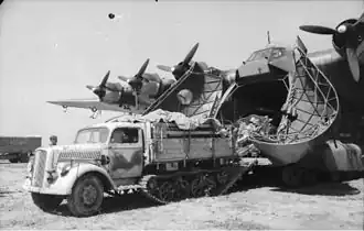 Un Opel Maultier tirant une pièce d'artillerie sortant d'un Me-323