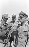 Rommel et Bayerlein, interviewés par un Sonderführer (à gauche).