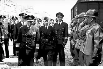 Inspection de l'amiral allemand Eugen Lindau&nbsp;(de) à Bordeaux, quai des Chartrons, le samedi 30 mai 1942. Il est accompagné du bootsmann Stemter (luftschütz offiziere beim Hako) en du Hako Ernst Kühnemann et du commandant des pompiers du Port Paul Paduch.