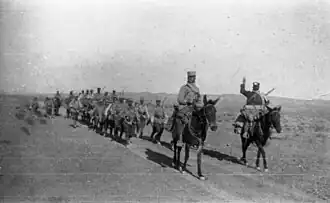 Au Maroc, Légionnaires en marche. Deux hommes ont un âne à monter et se l'échange toutes les heures (années 1920).