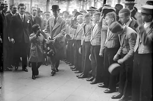 L'acteur Jackie Coogan devant l'hôtel, en 1924.