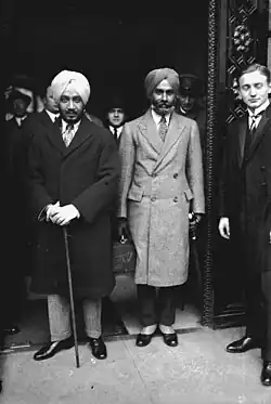 Le maharadja de Patiala devant l'hôtel, en 1928.