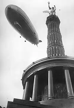 Le Graf Zeppelin vole au dessus de la colonne de la victoire, à Berlin, 1928.