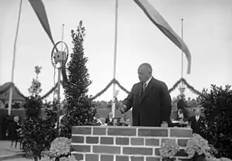 Georg Schätzel, ministre du Reich aux Postes a l'occasion de la pose de la première pierre en mai 1929.