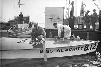 Le major Segrave sur le Miss Alacrity en 1929, lors d'une course nautique sur le lac de Templin à Potsdam (près de Berlin)