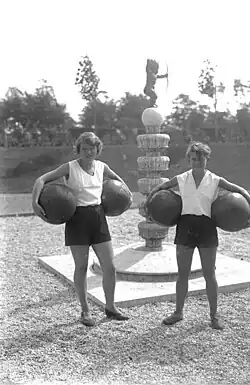 Sportives devant la fontaine