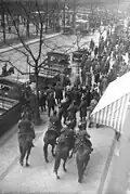La police à cheval dispersant des manifestants sur l'avenue Unter den Linden, 1er mai 1931.