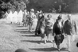 Photo d'un groupe de personnes défilant les unes derrière les autres.