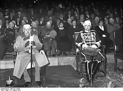 Photographie en noir et blanc de Hindenburg en von Mackensen, assis, en grand uniforme, en 1933
