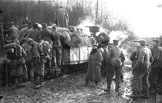 Train transportant troupes et matériel.