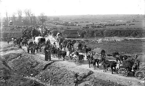 Traversée du canal du Nord par les troupes allemandes sur deux ponts provisoires (24 mars 1918).